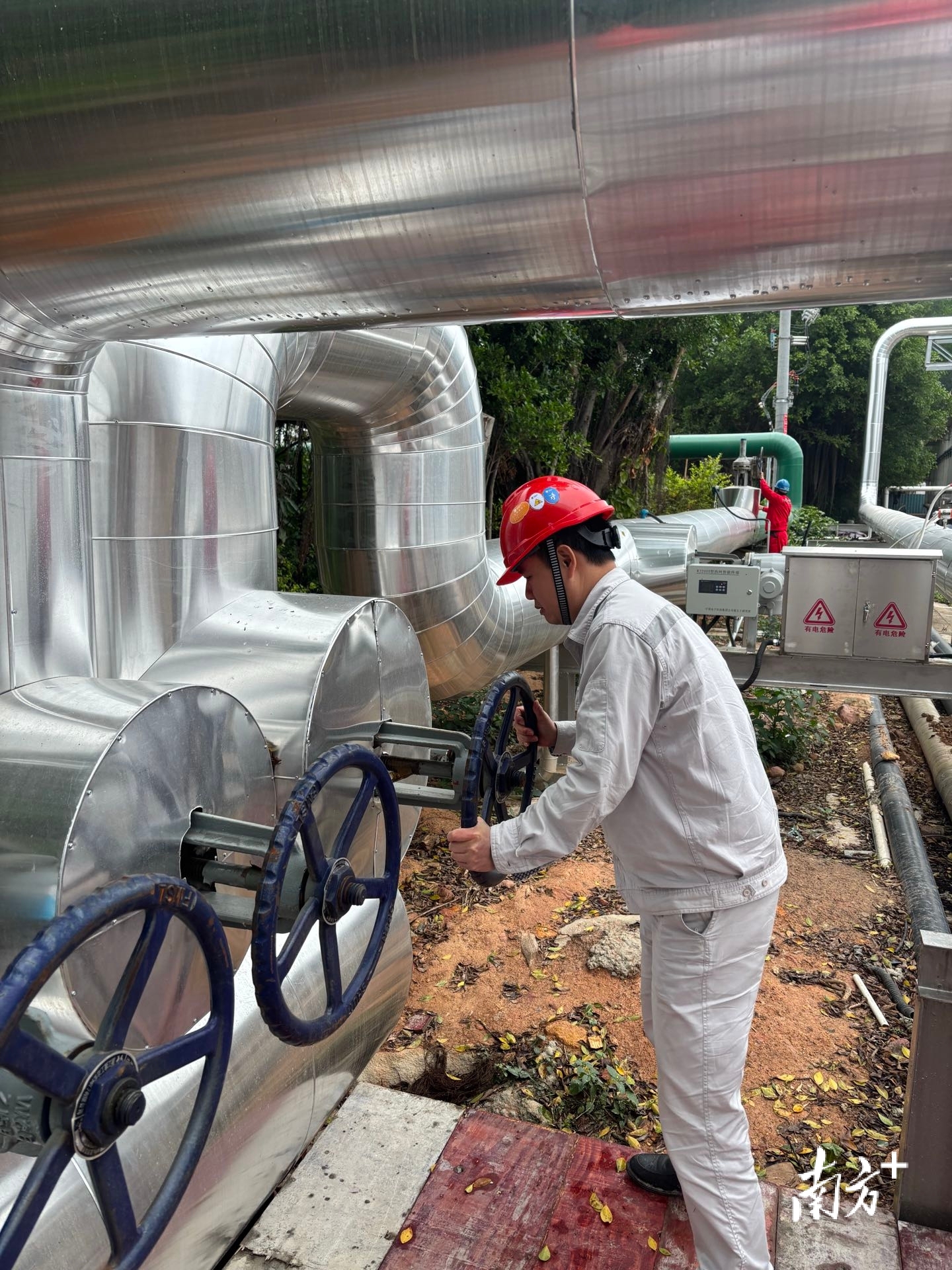 江门能源生产与工程技术部的专业人员在进行供汽阀门开启操作,受访者供图