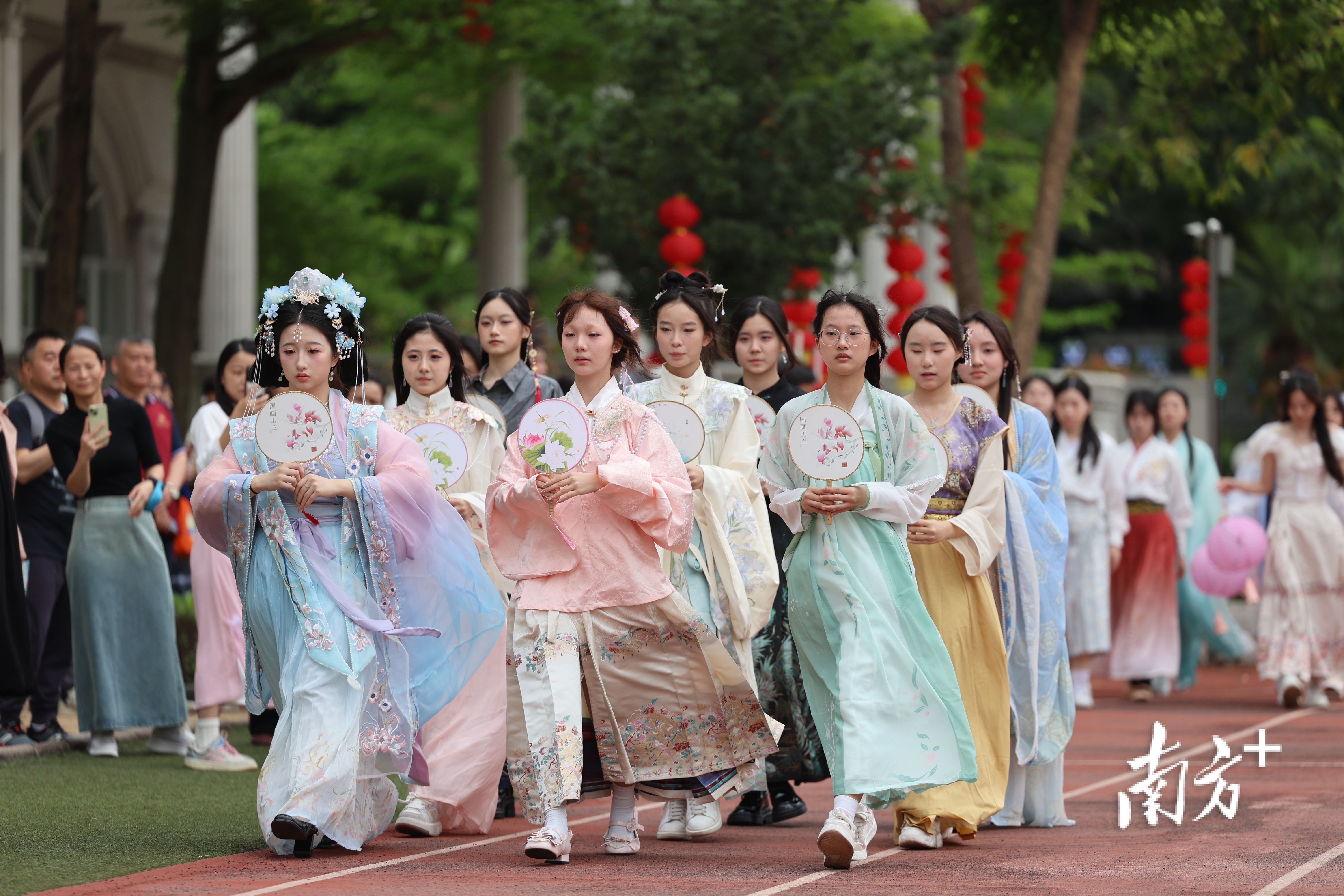 珠海市香樟中学第三届汉服文化节游园活动现场。