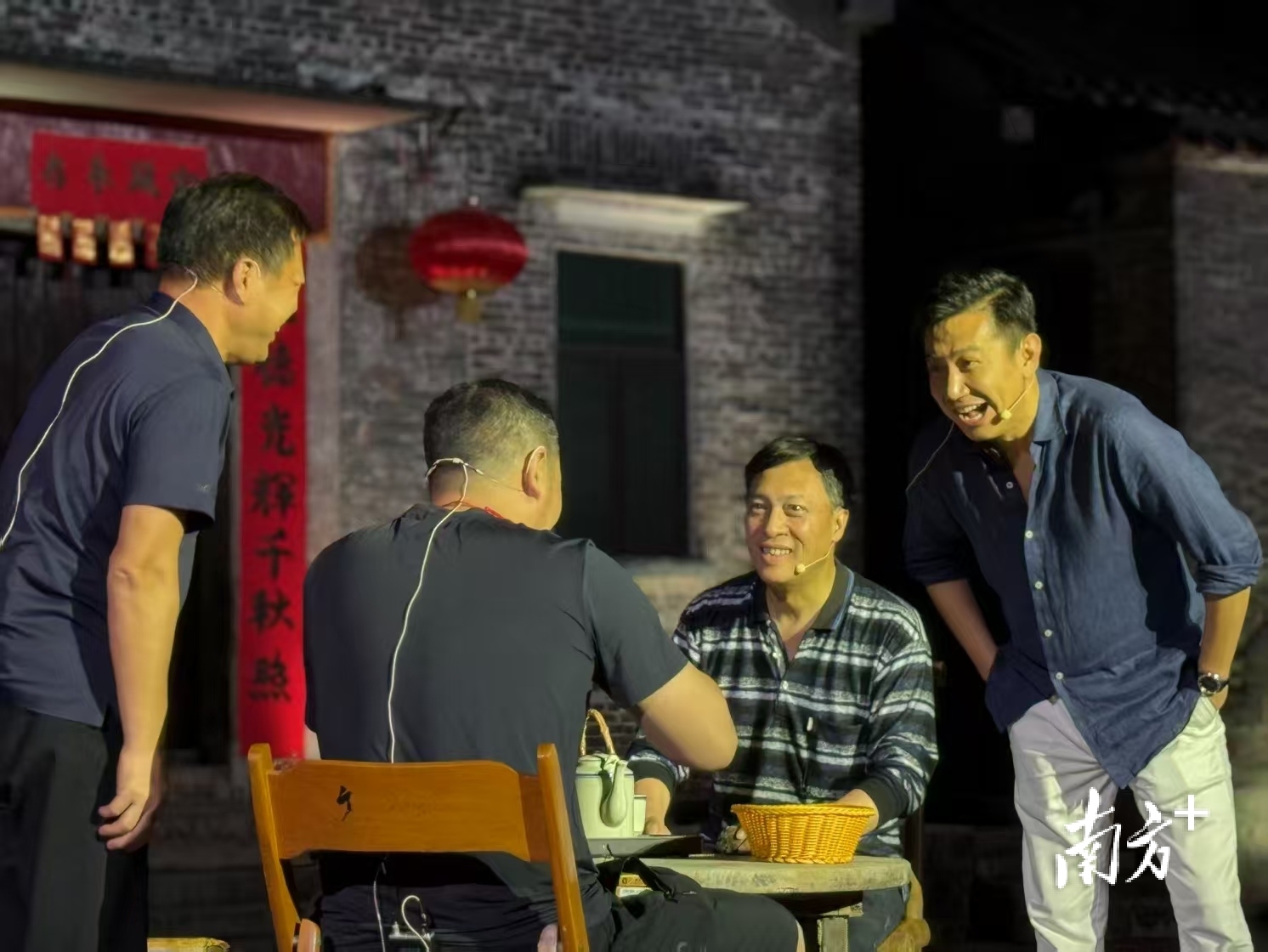 主创成员在良溪村进行实景排练。受访者提供