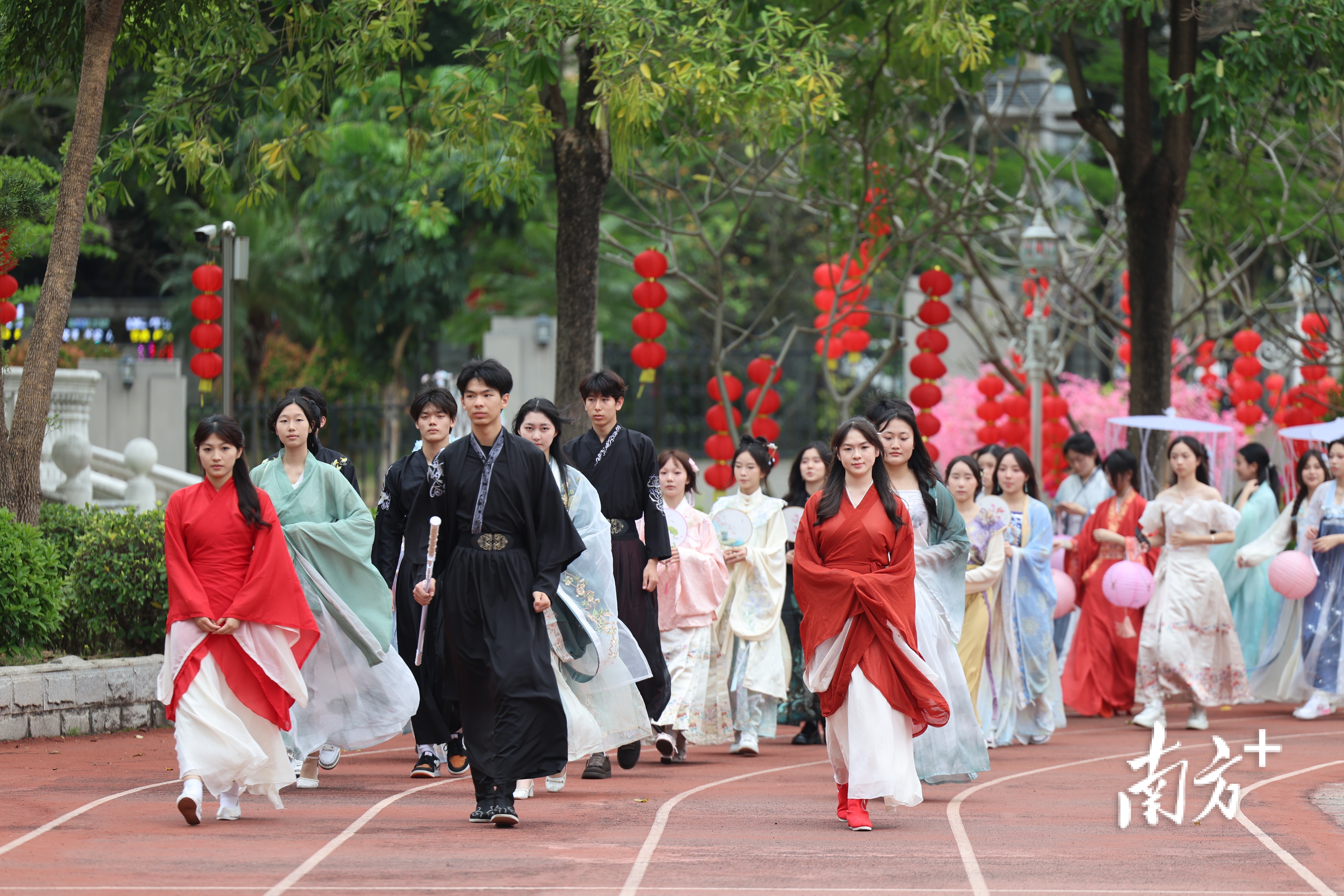 珠海市香樟中学第三届汉服文化节游园活动现场。 
