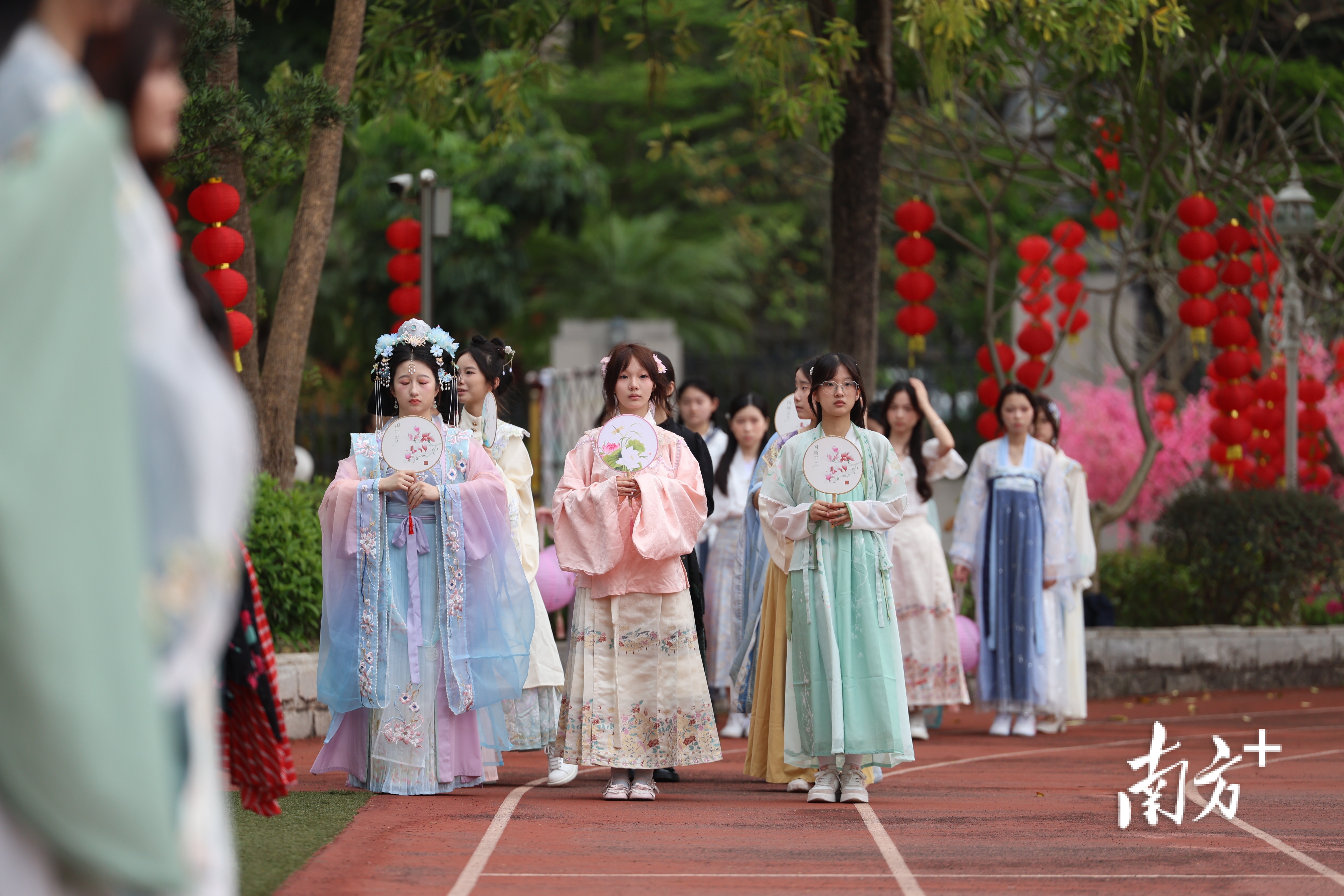 珠海市香樟中学第三届汉服文化节游园活动现场。  
