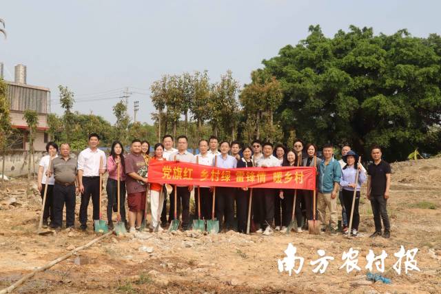 “党旗红 乡村绿 雷锋情 暖乡村”植树活动参与人员合影。