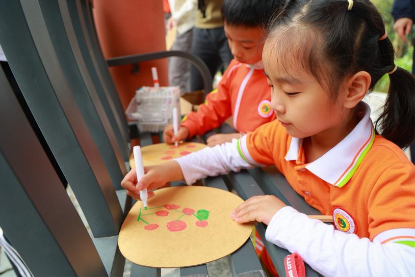 高州市东升幼儿园的步步步孩子们正在完成荔枝手作。