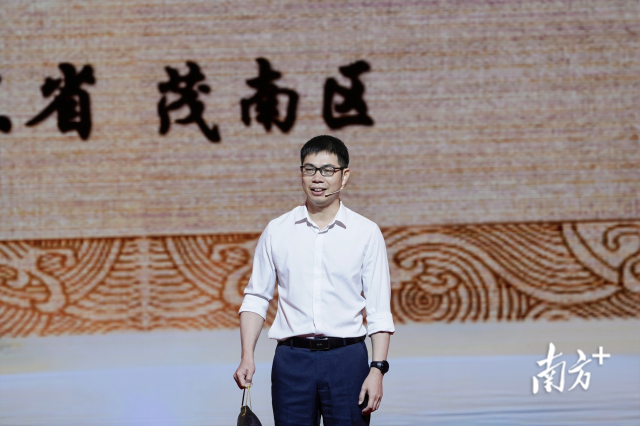 茂南区政府副区长陈咏周现场推介茂南罗非鱼。