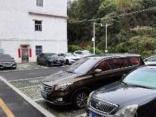 荒地变身停车场，15个车位解决“老大难”问题｜“百千万”坪山行动㉔