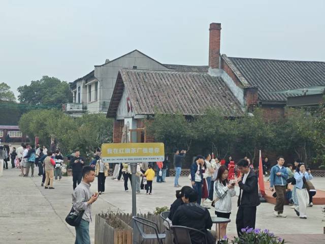 清明节期间，红旗茶厂游人如织。