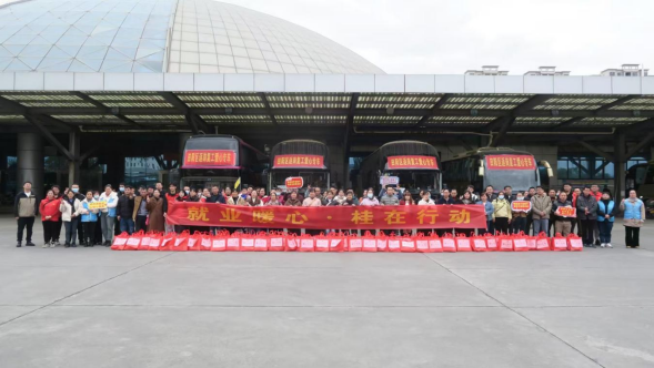 田阳区开通赴粤返岗务工“点对点”送工服务免费专车