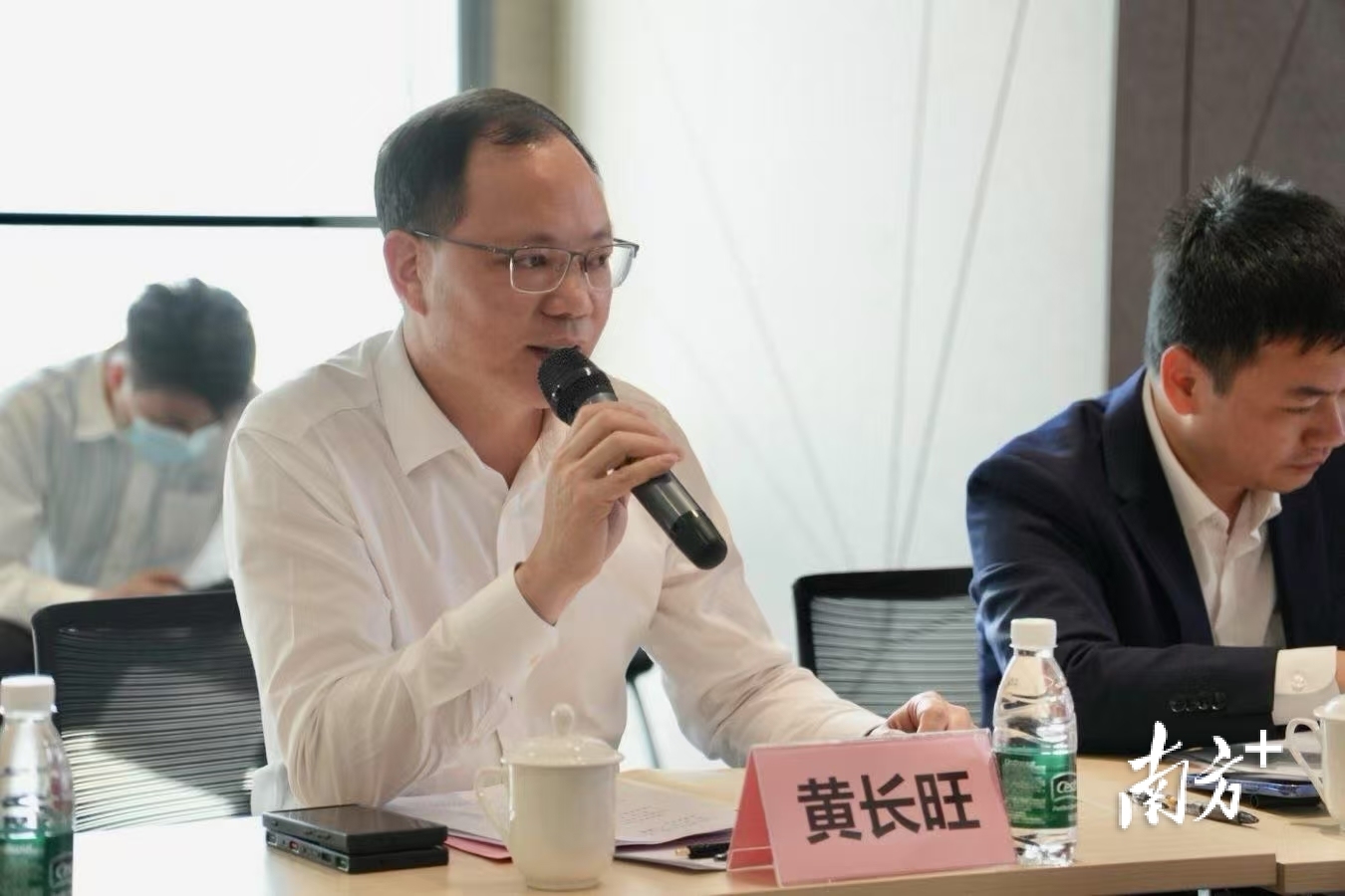 乐从镇党委书记黄长旺主持会议并就金融机构代表建议进行及时回应。&nbsp; &nbsp; 欧阳少伟 摄