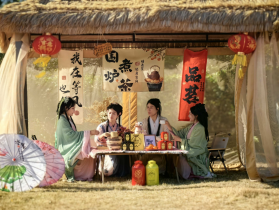 游客在三圣红茶叶基地围炉煮茶。