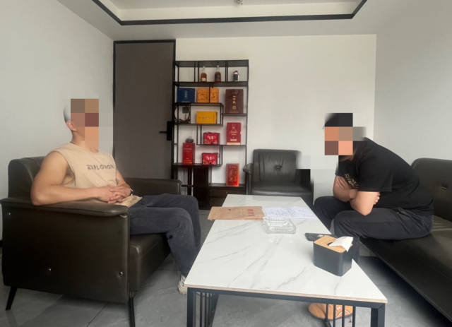 4月8日下午，张世威与匡扶文化员工交涉退款。