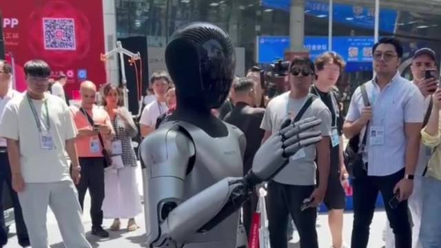 广交会机器人太社牛了，与外国参展商握手引围观