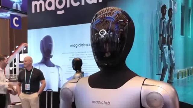 太拼了，广交会上的机器人自己卖自己