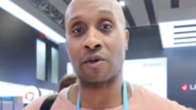 英国小伙现场开起“演唱会”，第一次参加广交会就“种草”中国货