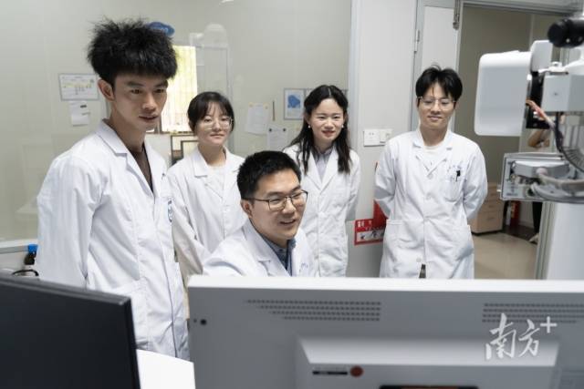 在家测尿酸什么机器纳米机器人“吃”掉尿酸结晶！广东科学家探索“一针治痛风”新疗法-上海聚慕医疗器械有限公司
