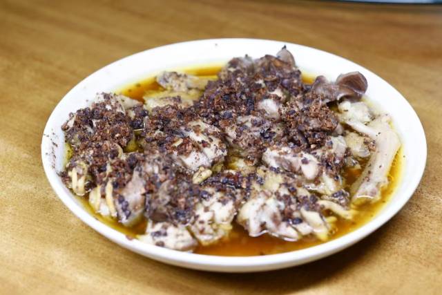 春砂仁蒸鸡，广东药膳中的经典菜式。