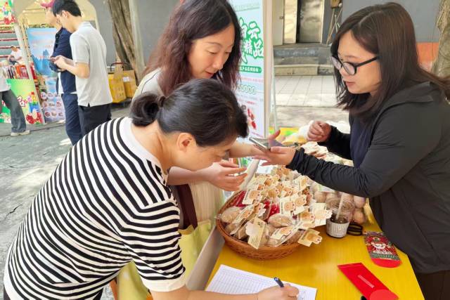 现场设礼品兑换专区，消费者消费满额即可获得一份礼品。此外，任意摊位消费或通过线上小程序消费，实际支付满38元，还可以获得一次红包墙抽奖游戏的机会，百分百中奖率让每一位参与者都满心欢喜。