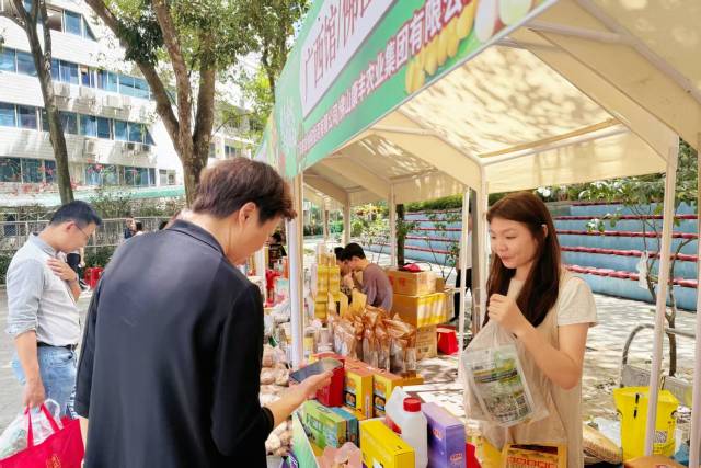 每个展位有免费品鉴区，品鉴员们热情地为消费者介绍，让大家在品尝美食的同时，了解农产品背后的故事。