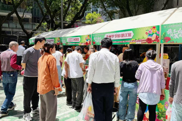 活动现场各地特色农产品琳琅满目。有的以独特口感吸引消费者，有的以营养价值备受青睐，不仅展示了各地农业发展成果，也为消费者提供了丰富购物选择。