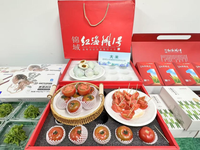 盘锦农业发展集团带来红海滩1号、番茄、咸鸭蛋等爆款产品