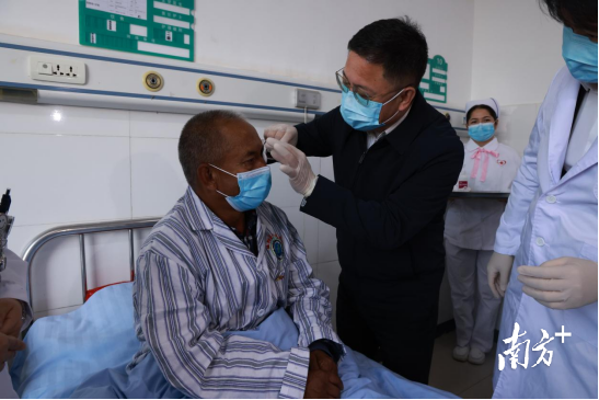 实施“粤新光明行”，接受免费白内障手术的第1000例患者揭开纱布。