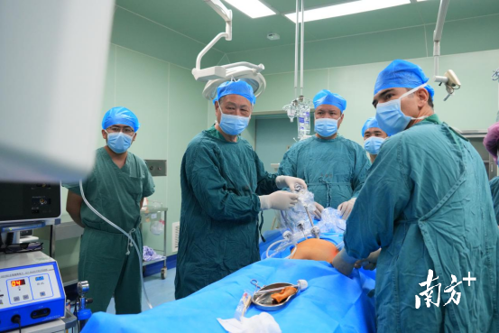 实施广东名医进疆工程，图为南方医科大学珠江医院泌尿外科学科带头人刘春晓来院开展机器人手术。
