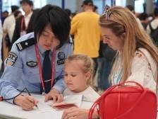 展位设进广交会现场，广州边检为客商提供全方位服务保障