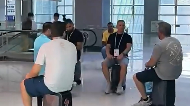 广交会展馆惊现“行李箱车队”！