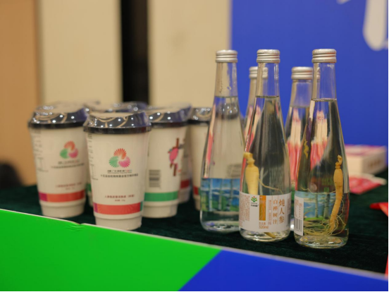 左为人参陈皮茶，右为人参白桦汁。