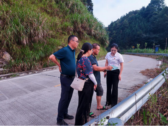 工作队下村开展农村公路现状调研。受访者供图  