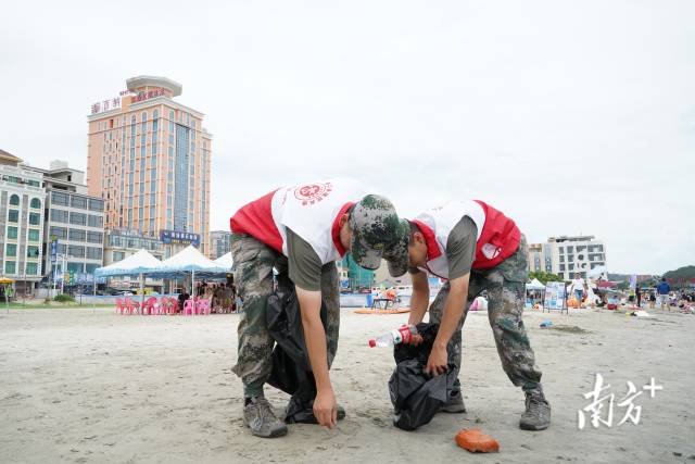 △民兵投身志愿服务。 △民兵投身志愿服务。