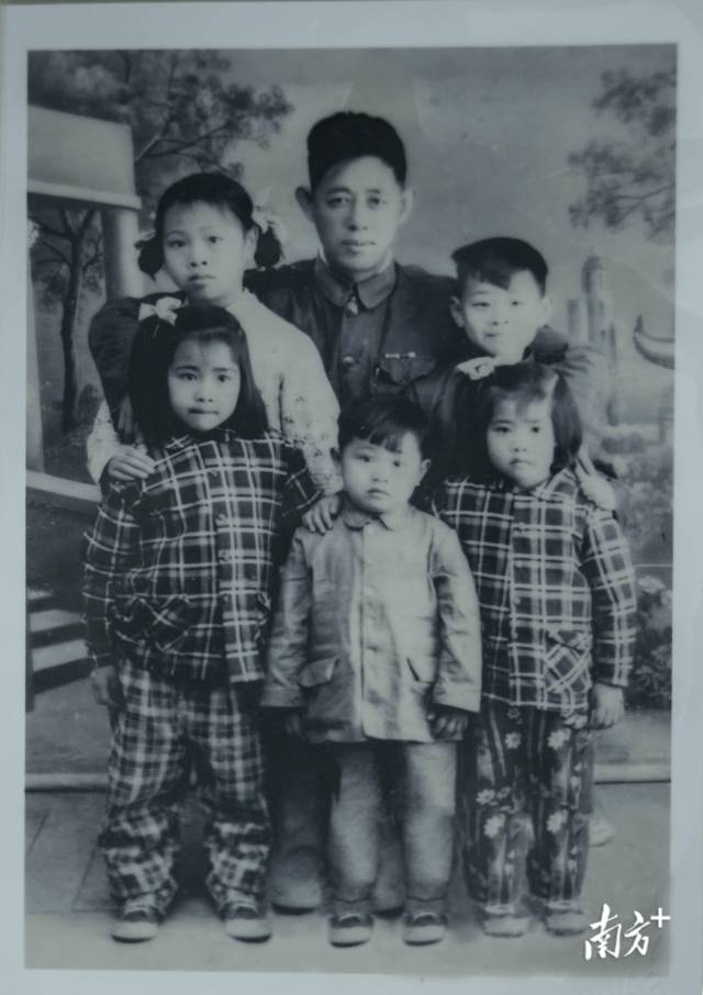 △上世纪50年代末,张苞和孩子们的合影照。 △上世纪50年代末,张苞和孩子们的合影照。