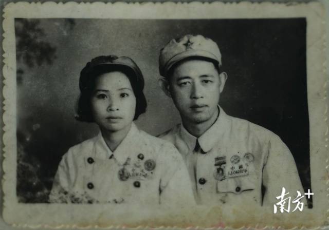 △曾解和爱人张苞当年的合影。 △曾解和爱人张苞当年的合影。