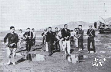 △民兵押解被活捉的武装特务撤离小星山岛。 △民兵押解被活捉的武装特务撤离小星山岛。