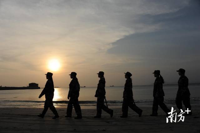 △女子民兵班开展巡逻执勤。 △女子民兵班开展巡逻执勤。