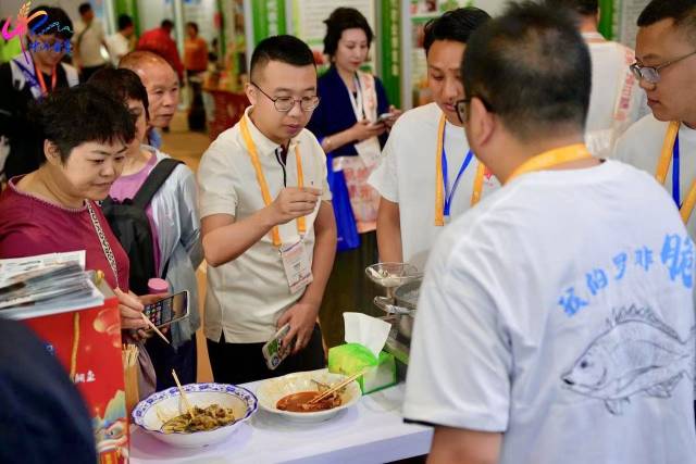 试吃的采购商纷纷点赞“中山香农”产品。