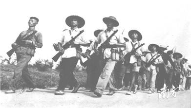 △民兵拿起武器到码头集合。 △民兵拿起武器到码头集合。