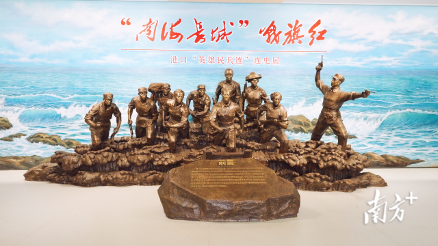 △港口“英雄民兵连”展览馆内的主题雕塑。 △港口“英雄民兵连”展览馆内的主题雕塑。