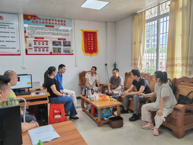 广东石油化工学院特派员团队与驻镇工作队就三华李产业升级进行交流洽谈。