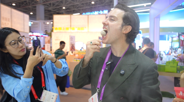 来自意大利的百万粉丝网红广东教父品尝潮州牛肉丸。