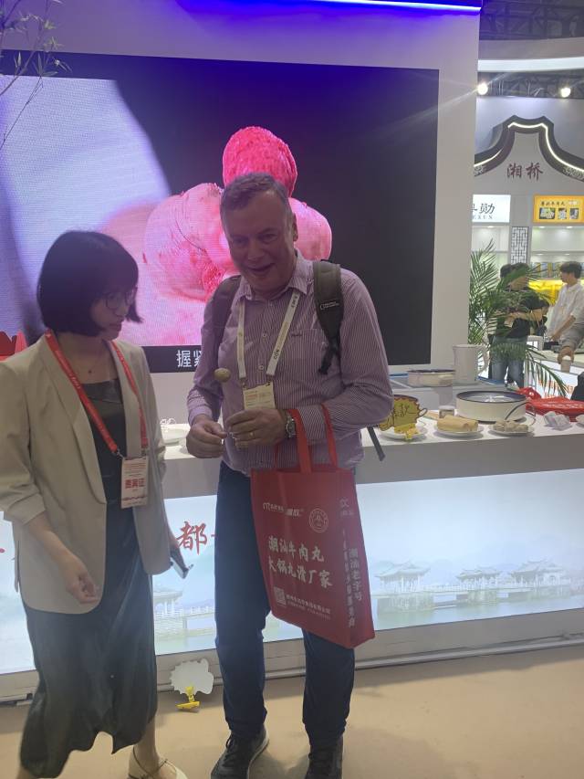 外国友人在“潮州牛肉丸·湘桥专馆”品尝潮州牛肉丸。