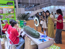 直播间搭进莞揭馆：05后大学生带货助农记｜展会动态⑥