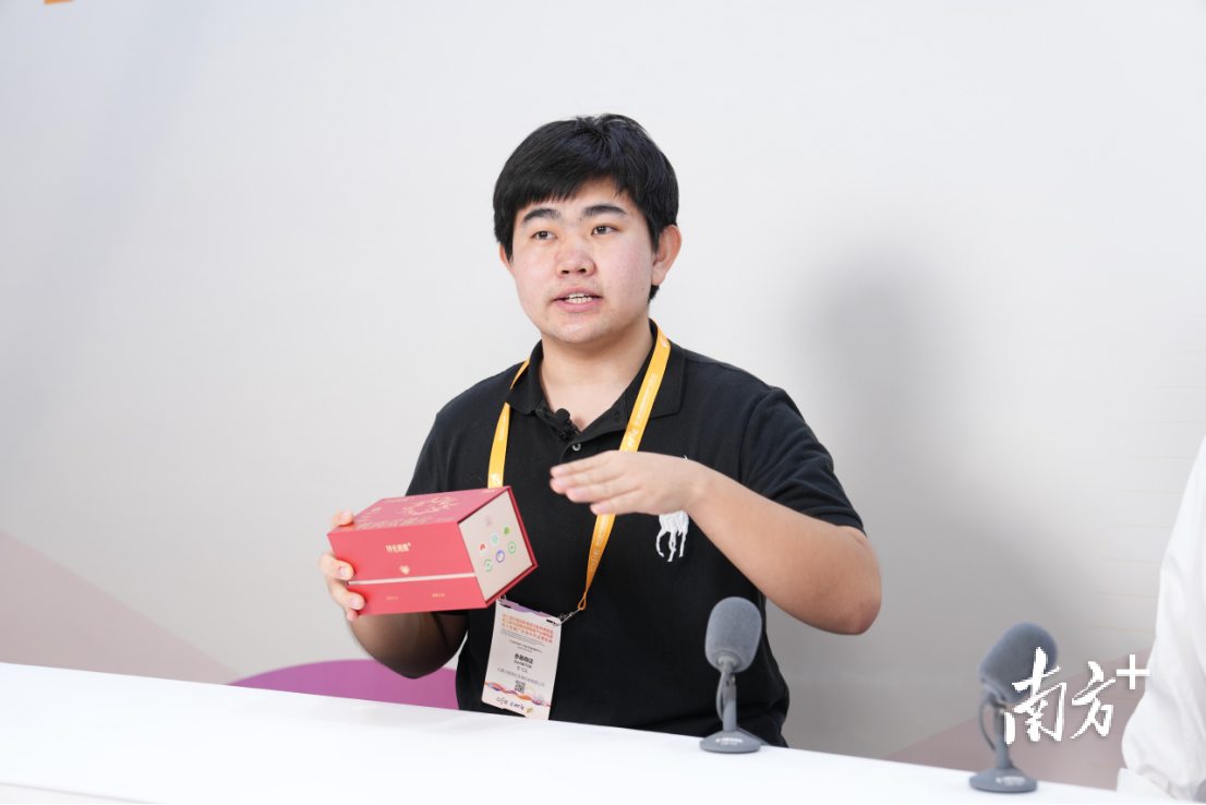 图为李飞戈。