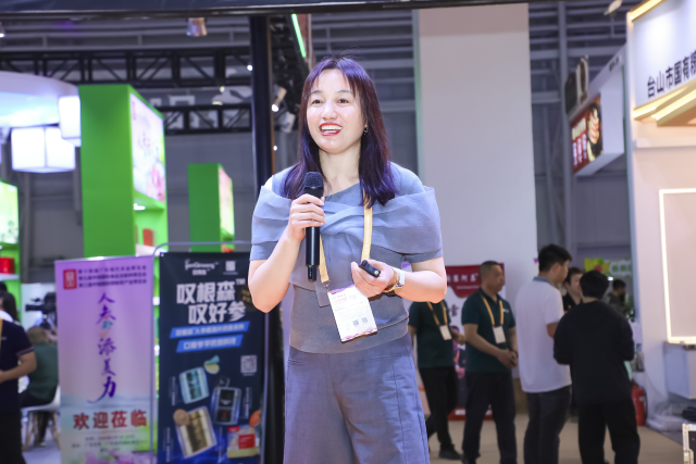 吉林省鹿业生物制品有限公司销售经理刘微在开放麦现场分享。