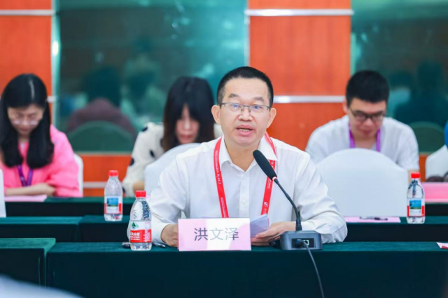 湛江市遂溪县乌塘镇党委书记洪文泽发言。