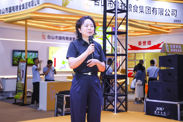 吉林省畜牧业管理局畜产品加工管理处处长杨敏在开放麦现场分享。