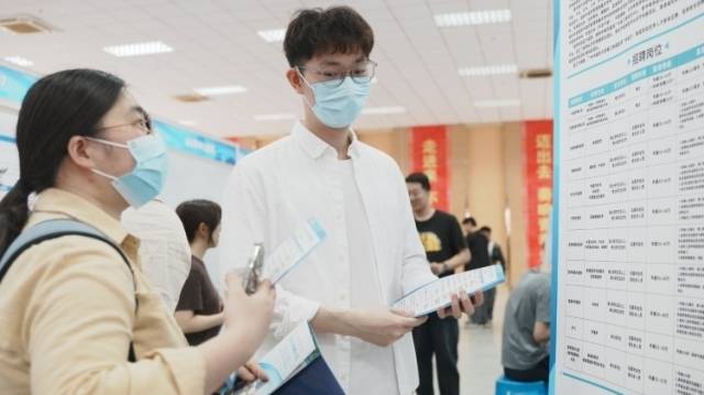 好老师“打飞的”替学生跨省求职，要把“南粤”好工作带回去