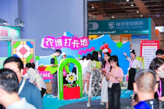 位于网红集市的农博打卡地前人山人海。