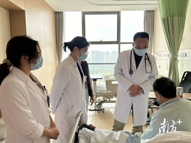 和祐医院呼吸内科副主任医师王金生团队在查房。