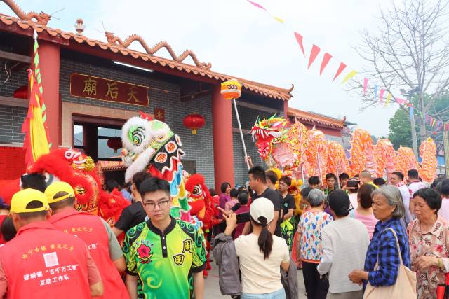 郁南县建城镇天后宫庙会现场。摄影：张健珍 