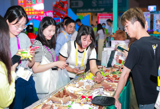 廣東農(nóng)業(yè)版Jellycat攤位前眾多年輕人扎堆,。